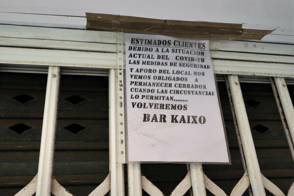 Un cartel en un bar de Benidorm, cerrado en el mes de abril - Sputnik Mundo