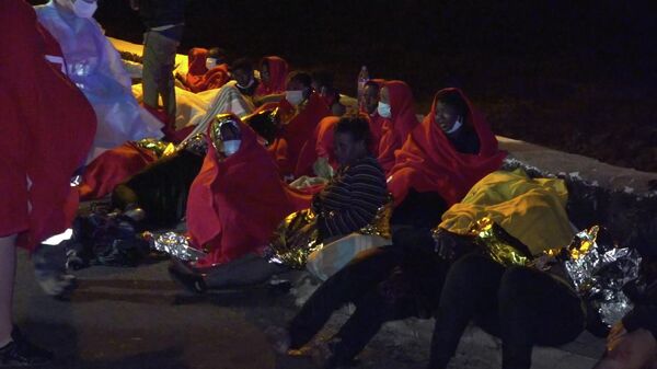  Migrantes rescatados de madrugada tras encallar su embarcación en Orzola, Lanzarote - Sputnik Mundo