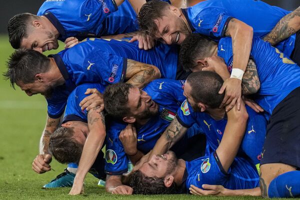 Así celebraron los jugadores de la selección italiana el segundo gol contra Suiza en el partido de la fase de grupos de la Eurocopa 2020 en el Estadio Olímpico de Roma, Italia. - Sputnik Mundo