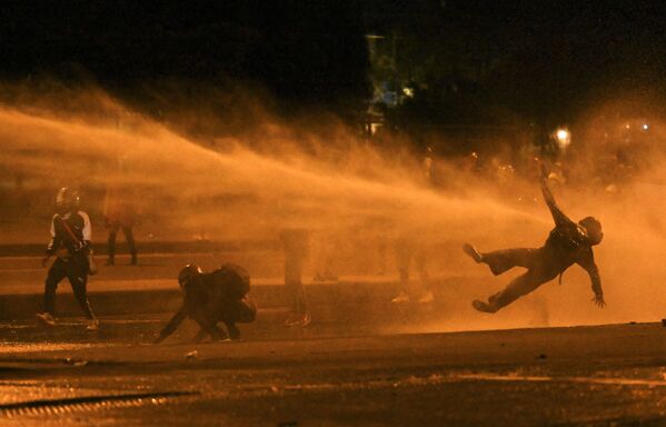 Un cuadro de la represión policial durante las protestas antigubernamentales en Bogotá, Colombia.  - Sputnik Mundo