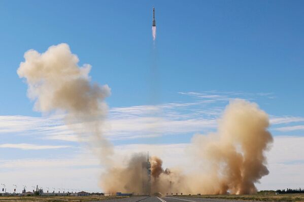 El cohete Long March-2F Y12 con la nave espacial tripulada Shenzhou-12 despegó del puerto espacial de Jiuquan (China). - Sputnik Mundo