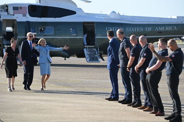 El presidente estadounidense Joe Biden y su esposa Jill en el aeropuerto de Heathrow tras la cumbre del G7, Londres, Reino Unido.   - Sputnik Mundo