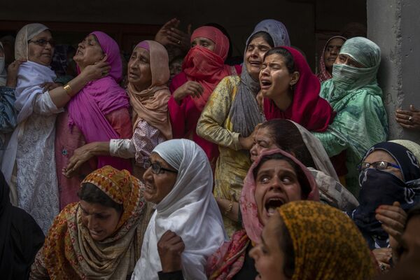 Familiares y vecinos lloran en el funeral de un policía asesinado en un tiroteo en las afueras de Srinagar, India. - Sputnik Mundo