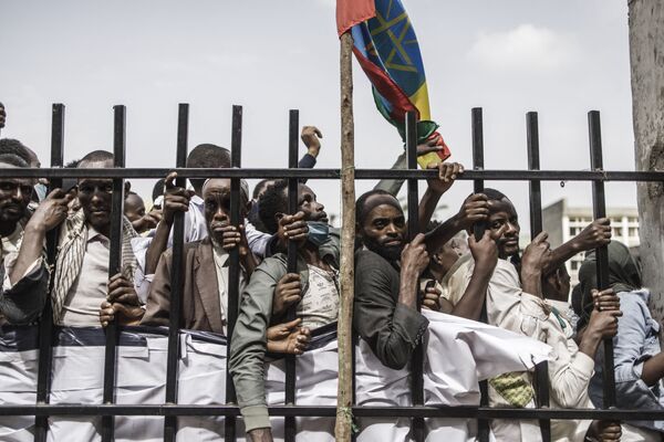 Varios seguidores del primer ministro etíope, Abiy Ahmed, se concentraron durante su discurso electoral llevado a cabo en un estadio, en la ciudad suroccidental de Jimma. - Sputnik Mundo