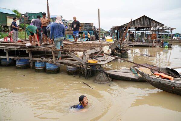 Los residentes de las casas flotantes en el río Tonle Sap, en Camboya, desmantelan sus hogares tras recibir un aviso de desalojo de las autoridades locales. - Sputnik Mundo