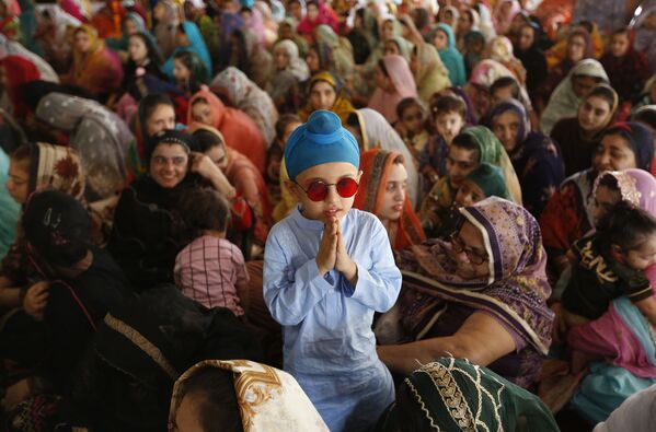 Un niño Sij junto a su madre durante una ceremonia en el Día del Martirio de Guru Arjan Dev Ji en Lahore, Pakistán. - Sputnik Mundo