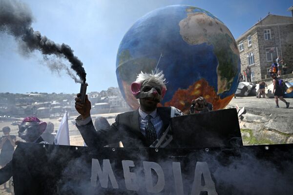 Los activistas medioambientales del grupo Rebelión contra la Extinción (&#x27;Extinction Rebellion&#x27;)  continuaron con sus protestas en la calle en St Ives durante la Cumbre del G7. - Sputnik Mundo