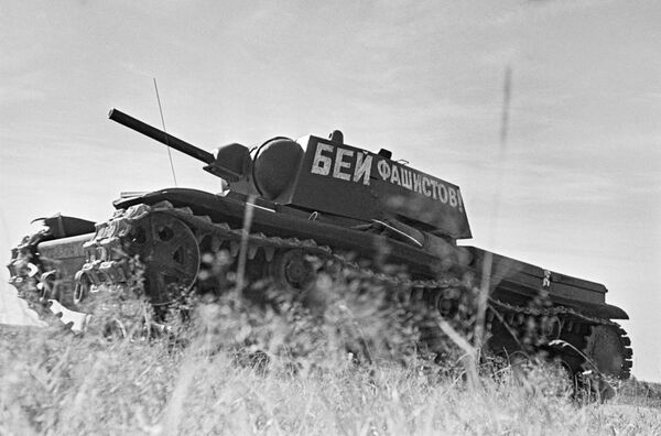 Una columna de tanques soviéticos en marcha, junio de 1941. - Sputnik Mundo