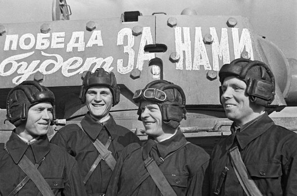 La feroz resistencia de las tropas soviéticas frustró el plan de los alemanes.En la foto: los graduados de una escuela militar en Moscú en junio de 1941. - Sputnik Mundo