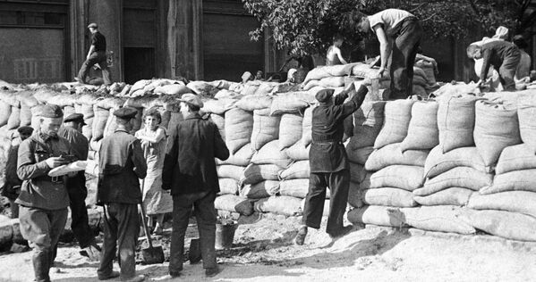 Los residentes de Odesa construyen fortificaciones en las calles de la ciudad, 1 de julio de 1941. - Sputnik Mundo