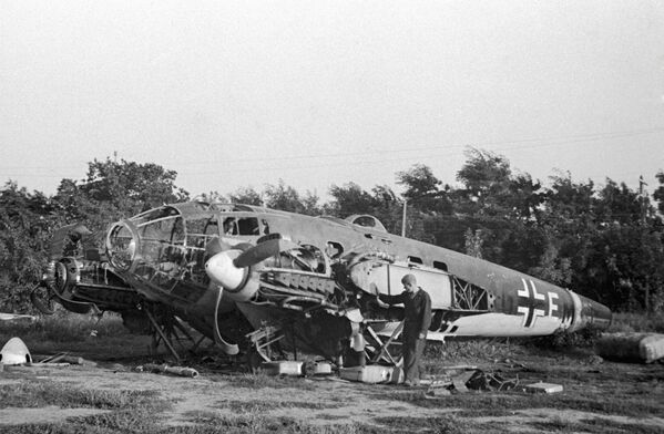 Uno de los primeros aviones alemanes derribados cerca de Odesa, el 1 de julio de 1941. - Sputnik Mundo
