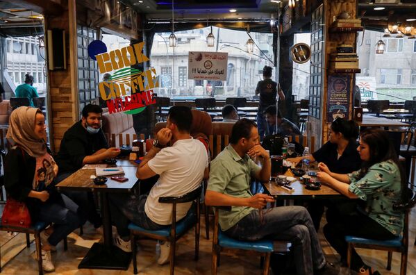 Algunas cafeterías de Bagdad ofrecen a los vacunados una taza de café gratis. - Sputnik Mundo