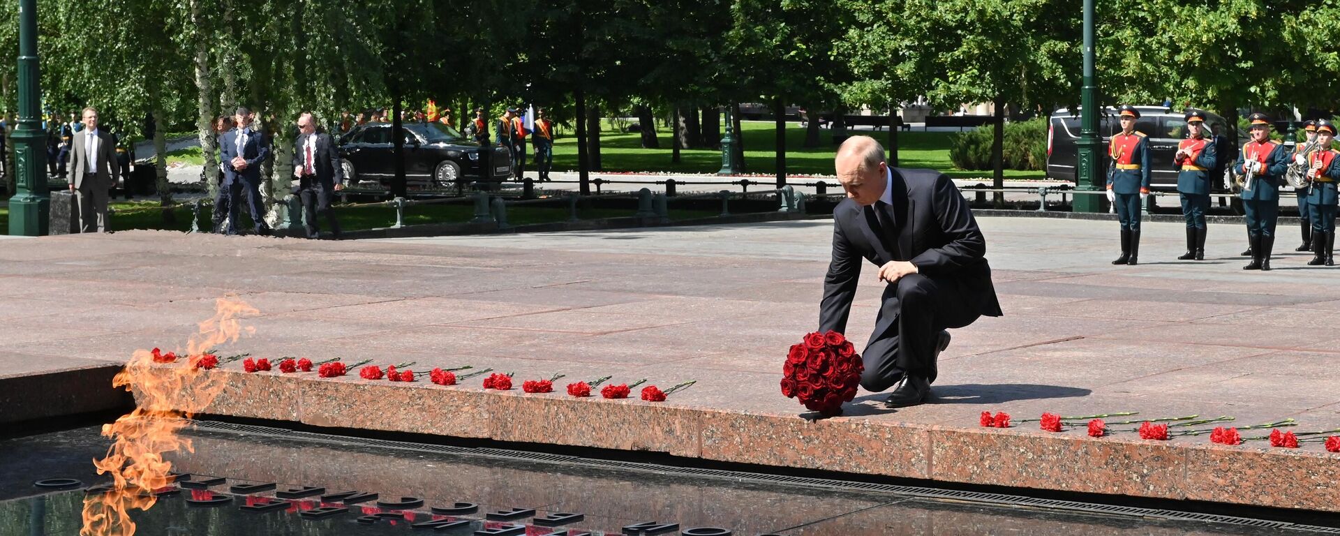 El presidente de Rusia, Vladímir Putin, deposita flores ante la Tumba del Soldado Desconocido - Sputnik Mundo, 1920, 22.06.2021