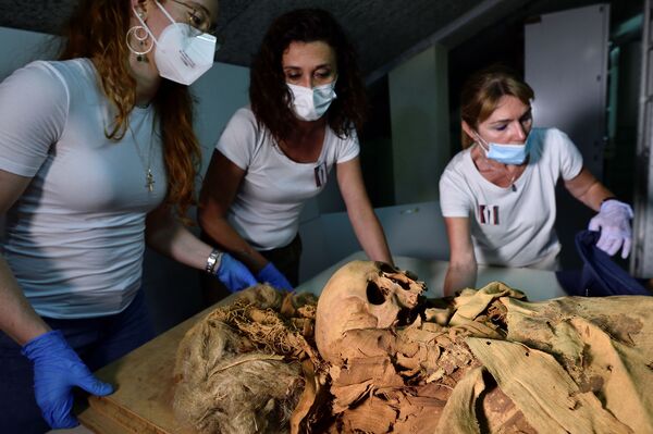La preparación de la momia Ankh-ef-en-Khonsu para su traslado del Museo Arqueológico Cívico de Bérgamo al Hospital Policlínico de Milán para hacerle la tomografía. - Sputnik Mundo