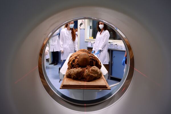 La momia Ankh-ef-en-Khonsu durante la tomografía computerizada en el hospital Policlínico de Milán. - Sputnik Mundo