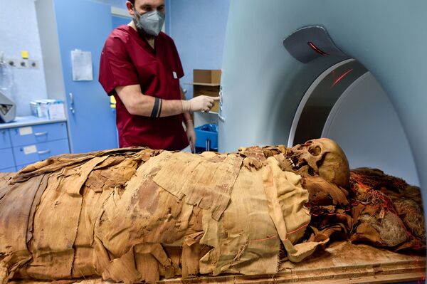 Un médico prepara la momia Ankh-ef-en-Khonsu para la tomografía computarizada en el Hospital Policlínico de Milán. - Sputnik Mundo