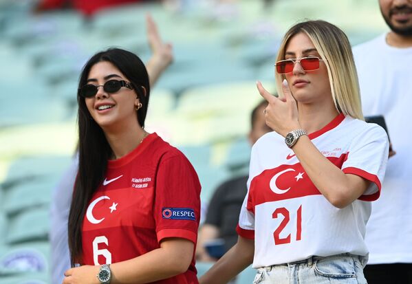 Hinchas turcas antes del partido de la fase de grupos entre las selecciones de Turquía y Gales en Bakú, Azerbaiyán. Gales obtuvo la victoria con un marcador 2-0. - Sputnik Mundo