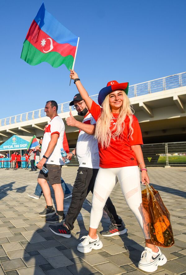 Fanática turca antes del partido de la fase de grupos entre las selecciones nacionales de Turquía y Gales en un estadio en Bakú, Azerbaiyán. - Sputnik Mundo