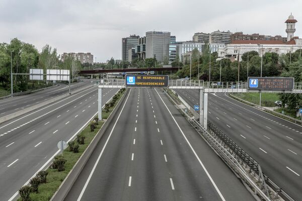 Autopista de Madrid vacía durante el confinamiento - Sputnik Mundo