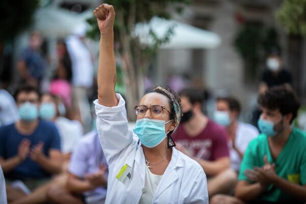 Una enfermera en una manifestación de Valencia - Sputnik Mundo