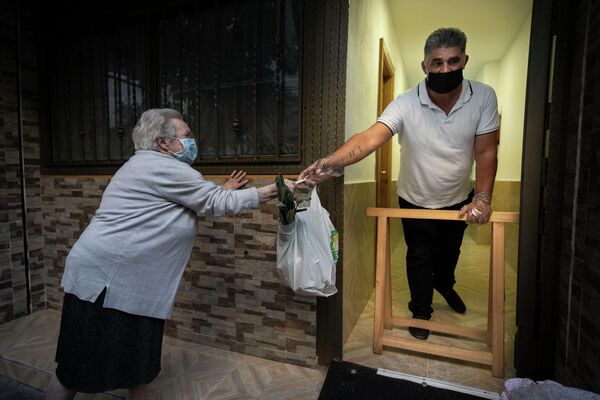 Una mujer de 85 años acude a un reparto de comida en Valencia - Sputnik Mundo