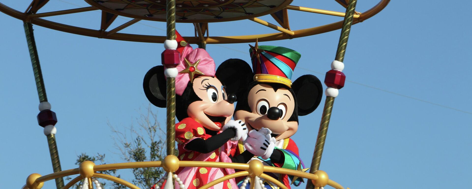 Mickey y Minnie Mouse en uno de los parques temáticos de Disney en Florida - Sputnik Mundo, 1920, 01.03.2022