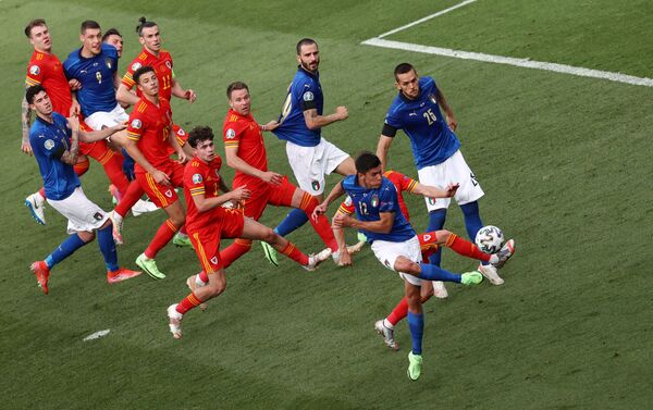 Los jugadores de las selecciones de Italia y Gales durante un partido de la fase grupal en Roma. - Sputnik Mundo