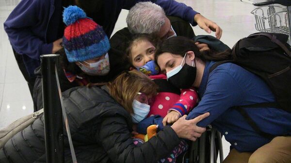 Aurora recibe el abrazo de su familia antes de partir desde Montevideo, Uruguay hacia La Habana, Cuba - Sputnik Mundo