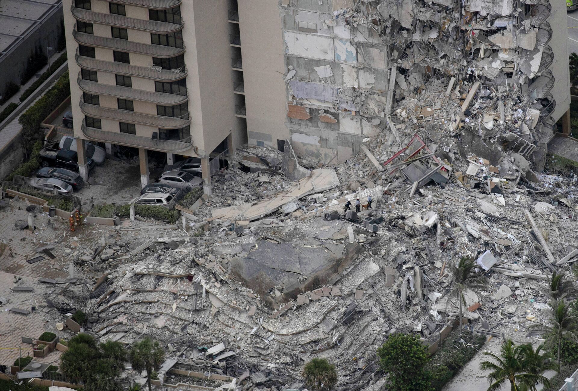 Rescatistas buscando sobrevivientes entre los escombros del edificio que se derrumbó en Miami el 24 de junio de 2021 - Sputnik Mundo, 1920, 24.06.2021