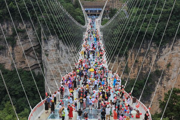 Un paso de peatones en Zhangjiajie en la provincia china de Hunan.   - Sputnik Mundo