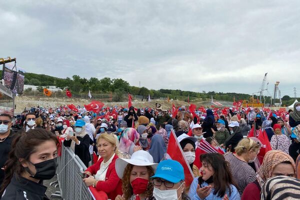 La gente celebra la construcción del canal de Estambul - Sputnik Mundo