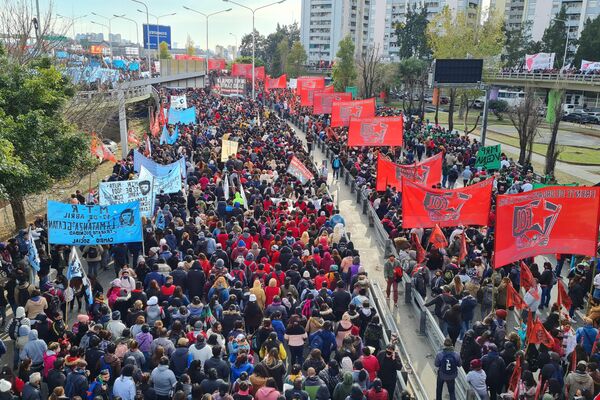 Organizaciones sociales de izquierda realizaron la multitudinaria movilización anual al Puente Pueyrredón - Sputnik Mundo