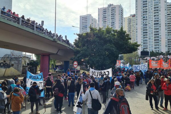 Organizaciones sociales de izquierda realizaron la multitudinaria movilización anual al Puente Pueyrredón - Sputnik Mundo