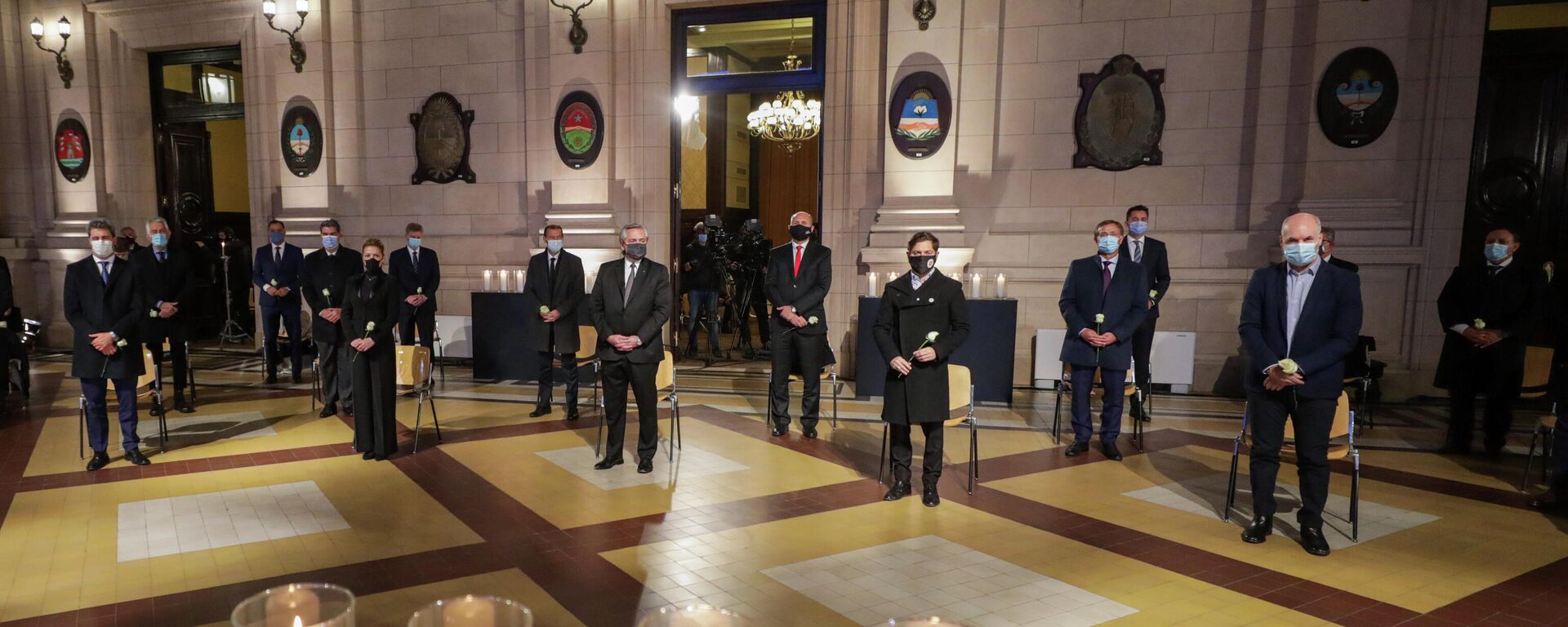 El presidente de Argentina, Alberto Fernández, junto a otras autoridades en un homenaje a los fallecidos por coronavirus - Sputnik Mundo, 1920, 17.08.2021