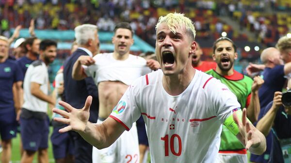 Granit Xhaka, futbolista suizo, celebra la victoria de su equipo sobre Francia en la Eurocopa - Sputnik Mundo
