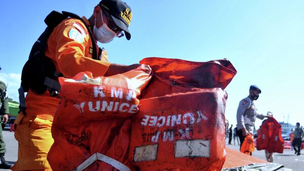 Operación de rescate tras el naufragio frente a la isla de Bali - Sputnik Mundo