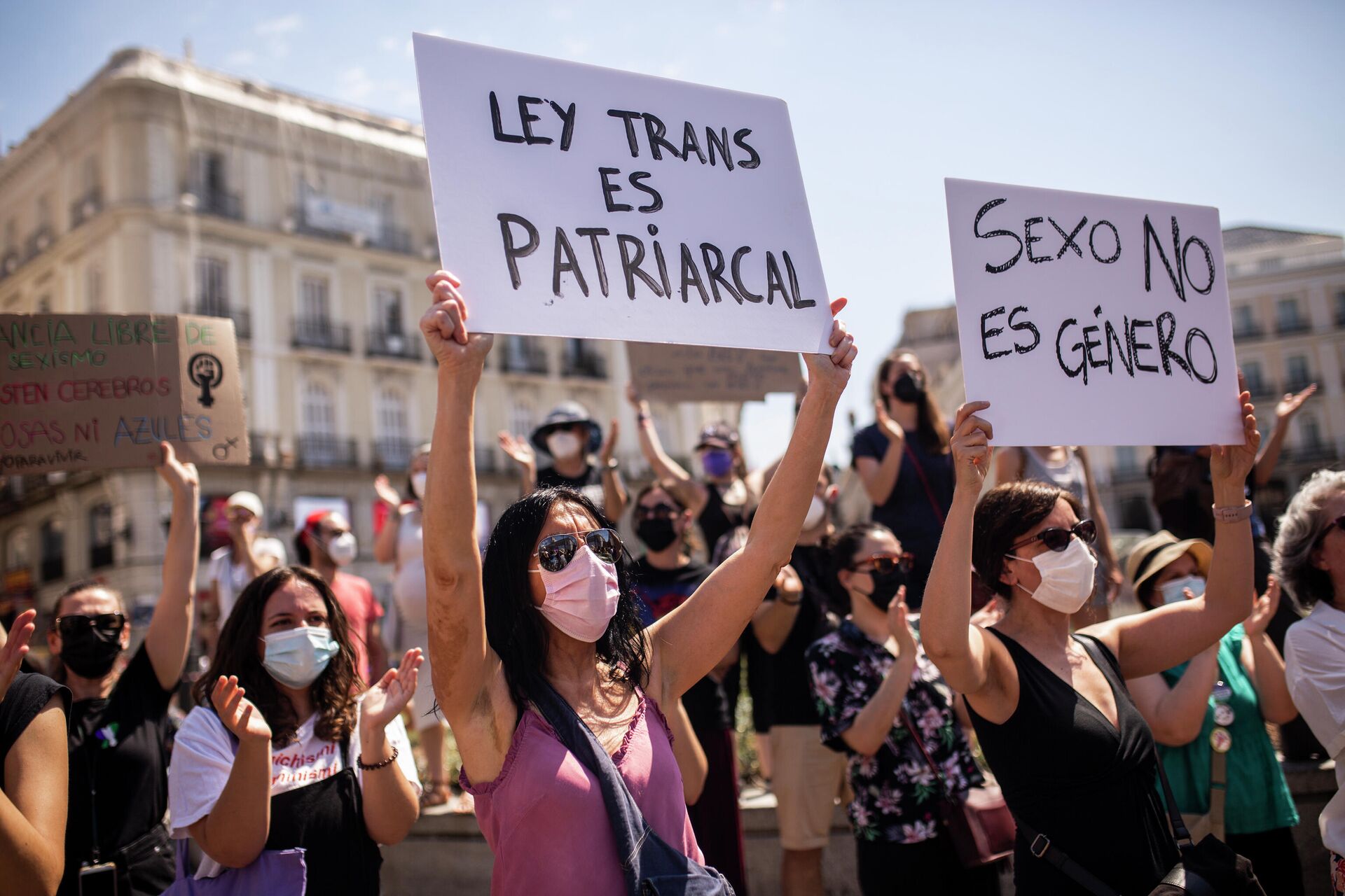 Mujeres concentradas durante una manifestación contra la ley trans (Madrid) - Sputnik Mundo, 1920, 30.06.2021