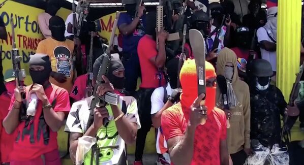 Integrantes de bandas criminales armados se despliegan en las calles de Puerto Príncipe, el 23 de junio de 2021. Los enfrentamientos constantes y violentos entre bandas rivales son parte de la inseguridad generalizada que ha motivado, entre otras tantas causas, las protestas contra el Gobierno de Haití. - Sputnik Mundo