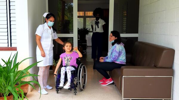 La niña Aurora en su primer día de tratamiento en el Centro Internacional de Restauración Neurológica (Ciren) en La Habana, Cuba - Sputnik Mundo