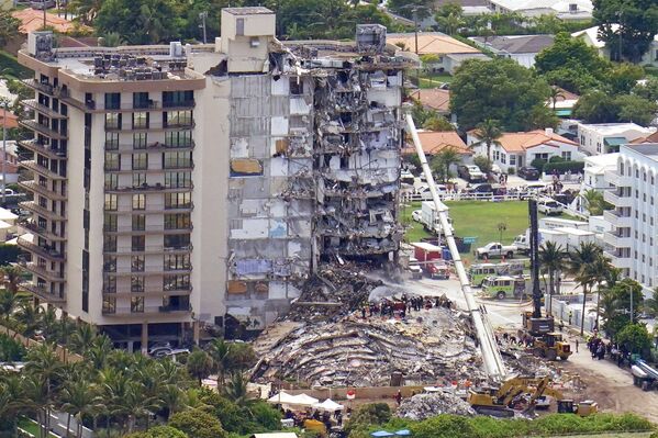 Las labores de búsqueda y rescate en el lugar donde se derrumbó un complejo de apartamentos de Miami, Florida. - Sputnik Mundo