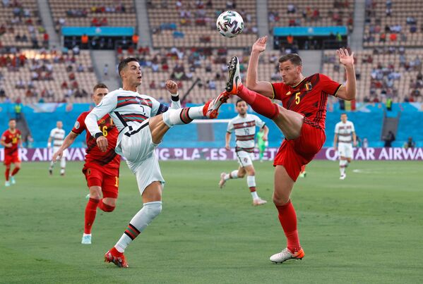El portugués Cristiano Ronaldo y el belga Jan Vertonghen pugnan por el balón en el partido de octavos de final de la Eurocopa 2020. - Sputnik Mundo