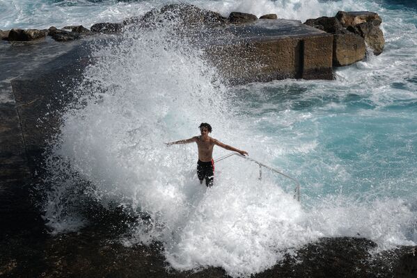 Un adolescente juega con las olas a orillas del Mediterráneo en Niza, Francia. - Sputnik Mundo