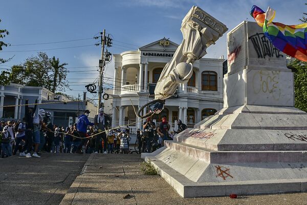 Varios manifestantes antigubernamentales derriban un monumento a Cristóbal Colón en Barranquilla, Colombia. - Sputnik Mundo