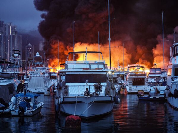 Un incendio en el puerto de Hong Kong. Las llamas devoraron más de una docena de barcos. - Sputnik Mundo