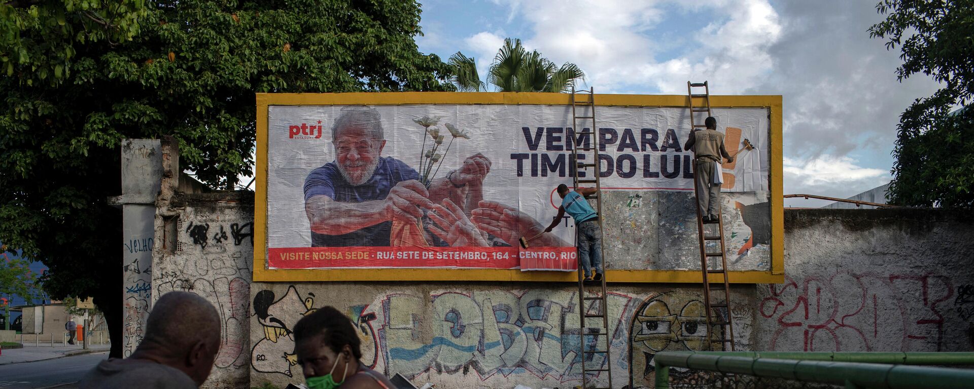La gente habla cerca de una valla publicitaria en apoyo al expresidente brasileño Luiz Inácio Lula da Silva en el centro de Río de Janeiro. 29 de abril de 2021 - Sputnik Mundo, 1920, 02.07.2021
