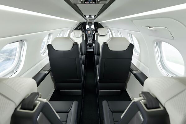 El interior del jet Embraer Phenom 300E de la edición especial 'Duet' - Sputnik Mundo