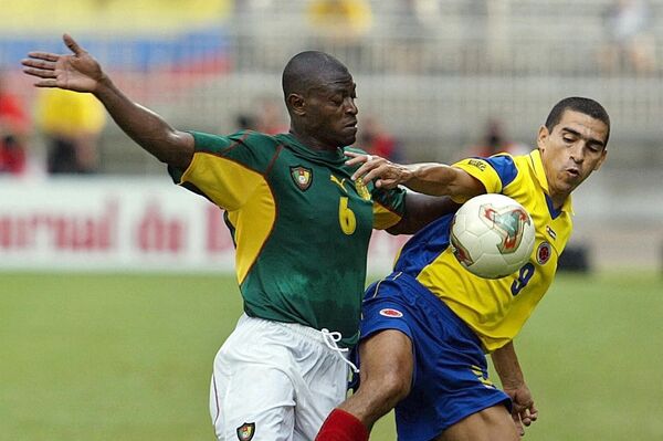 El futbolista colombiano Víctor Aristizábal lucha por la pelota con el defensor lateral Pierre Njanka - Sputnik Mundo
