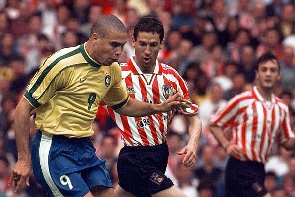 Ronaldo durante un partido de la Copa Mundial 1998  - Sputnik Mundo