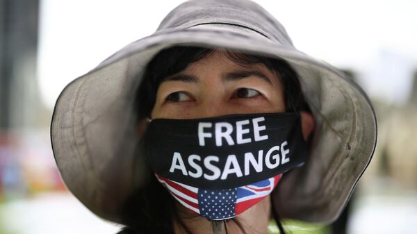 Manifestante durante la protesta el día del 50 cumpleaños de Julian Assange en Londres (Reino Unido), el 3 de julio del 2021 - Sputnik Mundo