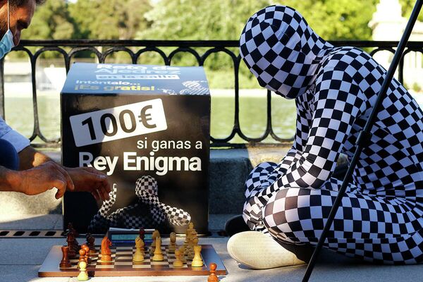 El llamado Rey Enigma juega al ajedrez en el parque de El Retiro de Madrid - Sputnik Mundo